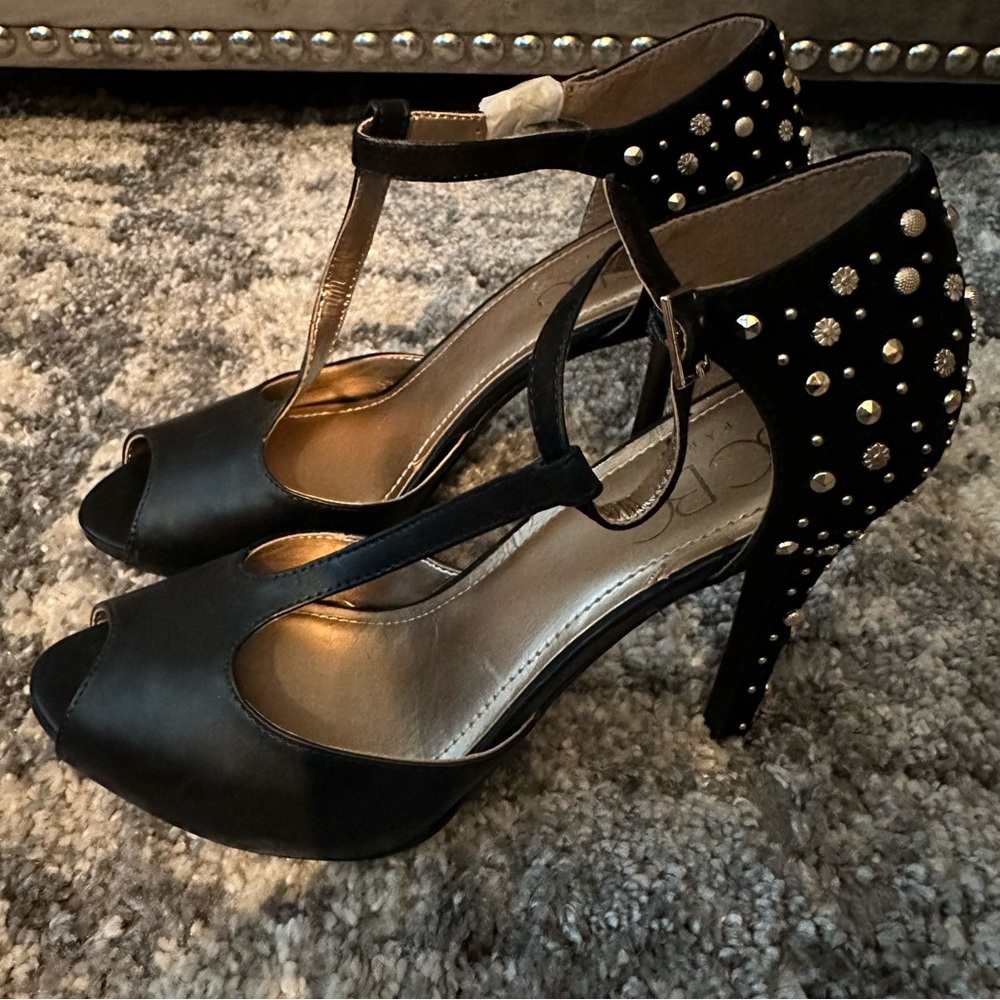 BCBG PARIS COLLECTION peep toe stud heel brand new